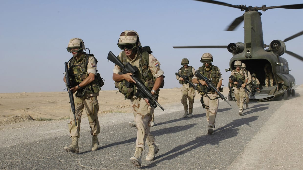 Militairen van SFIR-3 stijgen uit, uit een Boeing CH-47D Chinook transporthelikopter.